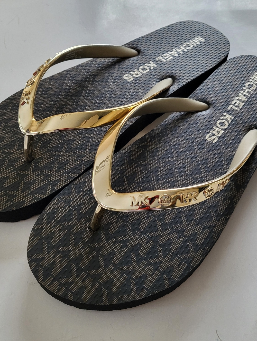 MICHAEL KORS Jinx flip flops Embossed MK logo Womens size 6 7 8 Brown Gold